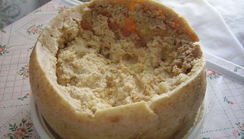 El queso más peligroso del mundo es supercremoso y tiene un ingrediente que lo hizo prohibido: se llama casu marzo 
