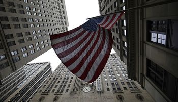 Soja, maíz y trigo operan con bajas en el mercado de Chicago