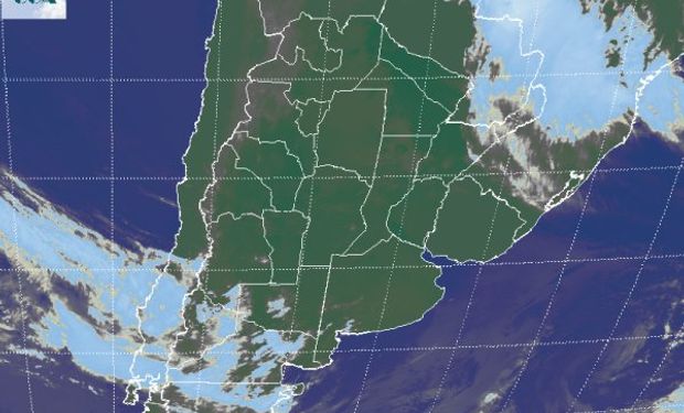 La foto satelital presenta cielos mayormente despejados en buena parte de la región pampeana.