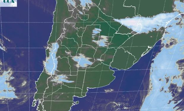 En la foto satelital se observa el tránsito de alguna nubosidad sobre el sur de CB.