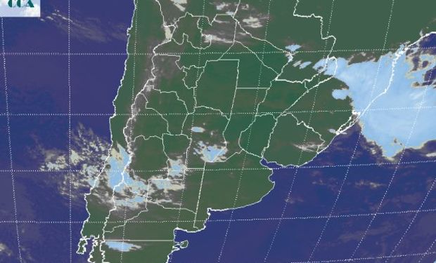 La foto satelital muestra las coberturas nubosas de escaso desarrollo que se despliegan en CB, norte de LP y sur de SL.