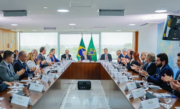 No papel: setor de celulose promete R$ 105 bilhões em investimentos a Lula