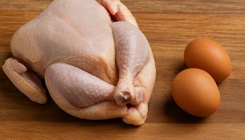 Preços da carne de frango sobem com força; ovos têm queda de 11%