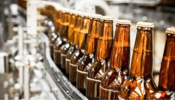 Quadrilha fabricava milhares de garrafas de cerveja falsificada 