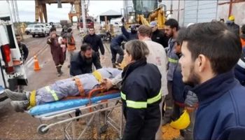 Chaco: las imágenes del rescate de un operario atrapado en un silo de maíz