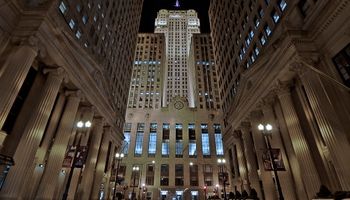 Chicago cerró con fuertes bajas en medio de la escalada del conflicto comercial