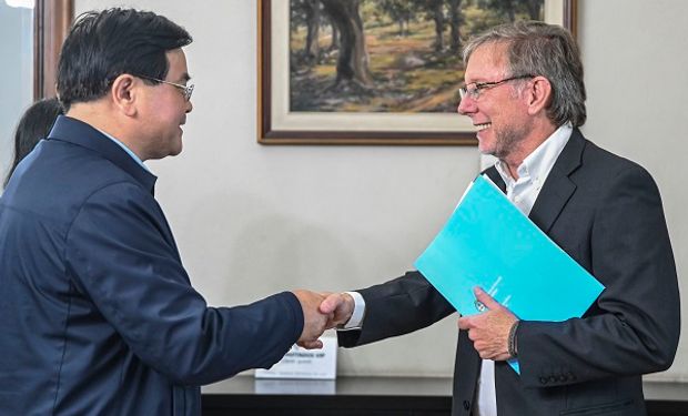 Bahillo se reunió con una importante empresa china y atacó a Milei: "Me da vergüenza"