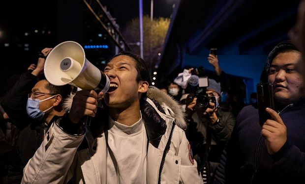 China flexibiliza las restricciones por el Covid en medio de fuertes protestas