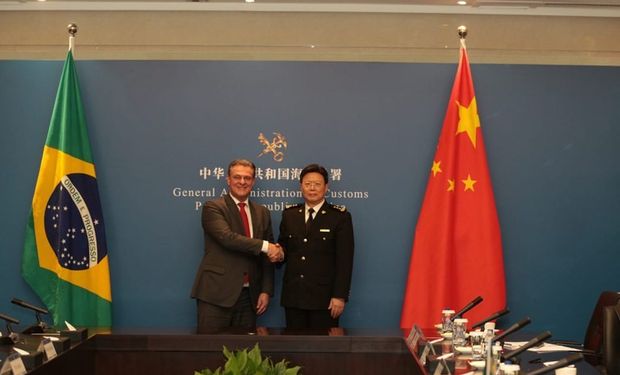 Carlos Fávaro e o Ministro da Administração Geral da Aduana Chinesa, Yu Jianhua. (foto - Mapa)
