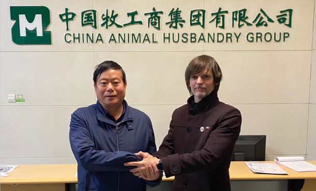 De la foto con veganos a la reunión con inversores chinos para instalar granjas seguras, sostenibles y sustentables
