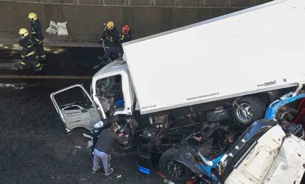 Choque en Paseo del Bajo: un conductor quedó atrapado y hay caos vehicular en la zona portuaria