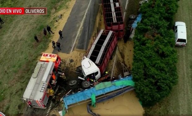 Impresionante choque de camiones: un conductor atrapado y soja desparramada cerca de Rosario