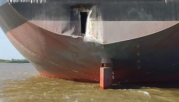 Impacto: así fue el choque de un barco en San Lorenzo