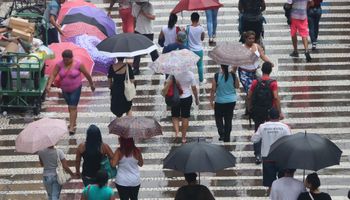 Forte chuva não dá trégua e traz risco de alagamento: confira a previsão para o fim de semana 