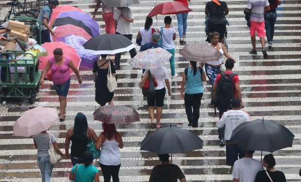 Forte chuva não dá trégua e traz risco de alagamento: confira a previsão para o fim de semana 