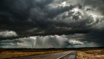 Ciclone leva chuva intensa ao Sul e tempo seco tem alerta vermelho para Centro-Oeste e Sudeste