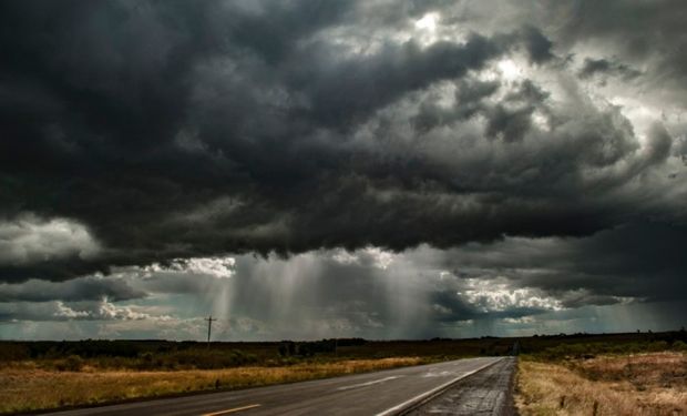 Ciclone leva chuva intensa ao Sul e tempo seco tem alerta vermelho para Centro-Oeste e Sudeste