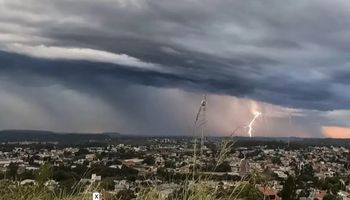 Frente fria avança pela Região Sul com chuva preta e até granizo