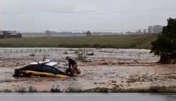 Temporal rompe açude e arrasta carro da PRF no RS