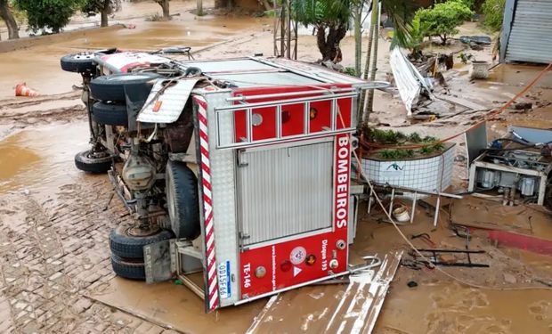 Em Mimoso do Sul, no Espírito Santo, caminhão do Corpo de Bombeiros foi arrastado pelas chuvas.