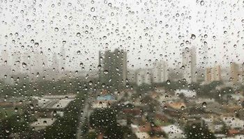 Chuva avança e frente fria derruba temperaturas no Sudeste nesta segunda