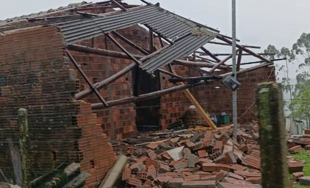 Ventos fortes e a intensa chuva resultaram em alagamentos e destruição. (Foto - Radio Acústica)