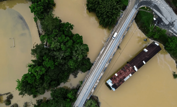 Baixa pressão gera chuva intensa e ventos fortes no Sul; temporais e alagamentos ameaçam SC e PR