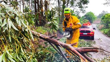 Ventos de até 121 km/h e temporais deixam destruição e uma morte no Sul e Sudeste