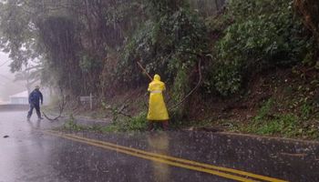 Ciclone mata três em Santa Catarina e tornado provoca destruição no Sul do Brasil