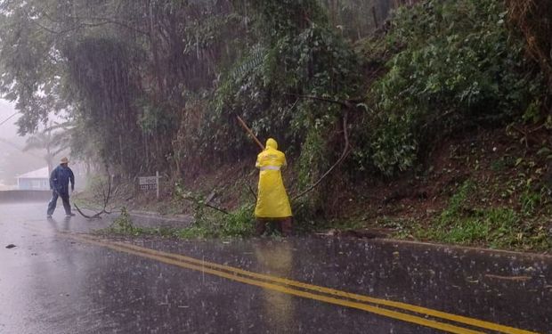Ciclone mata três em Santa Catarina e tornado provoca destruição no Sul do Brasil