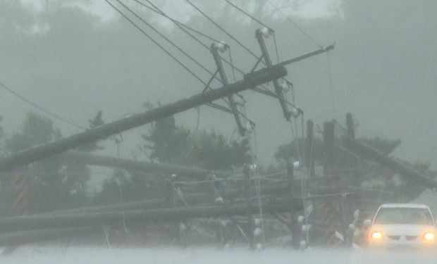 Carro passa por vários postes de energia derrubados pelos ventos do tufão Koinu .(Foto - Sean Chang/Metsul Meteorologia)