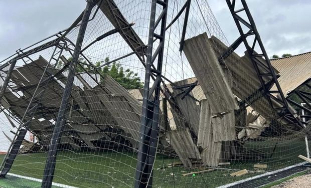 Vento do ciclone fez estrutura de quadra de esportes desabar em Butiá com dois feridos. (Foto - Corpo de Bombeiros)