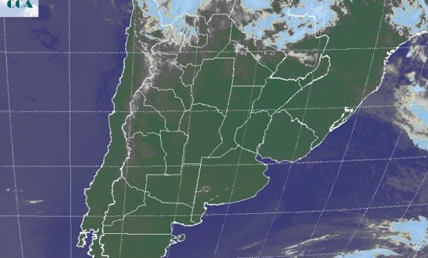 En la foto satelital se aprecia el predominio de cielos despejados en casi toda el área agrícola principal, incluso sobre el sur de Brasil.