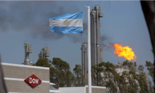 La crítica del Gobierno a dos empresas de insumos que cierran negocios en Argentina