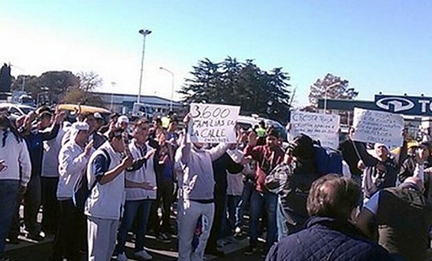El corte de los obreros afectó ayer la llegada al aeropuerto de Ezeiza.