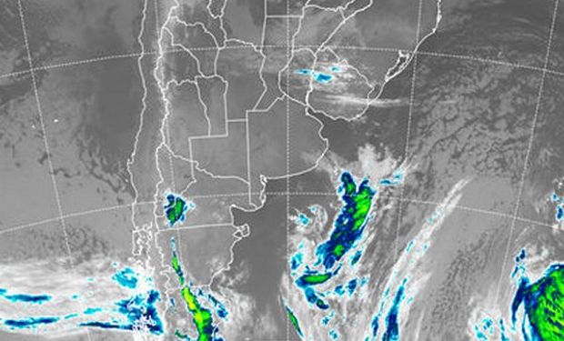 En el recorte de imagen satelital, comienzan a ganar cobertura las nubes bajas.