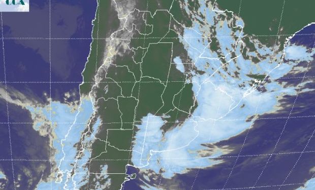 La foto satelital muestra la curvatura de la nubosidad sobre territorio uruguayo y el este de BA, cerrándose sobre el este de LP y el oeste bonaerense.
