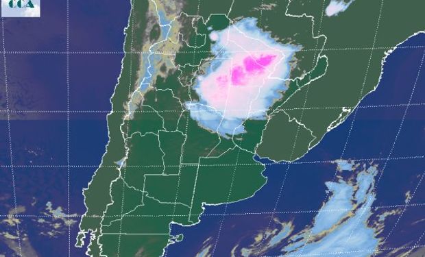 La foto satelital presenta tormentas de importancias posicionadas sobre todo en la zona algodonera sojera del NEA.