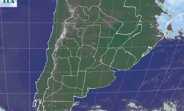 La foto satelital presenta un despliegue de nubes bajas que desde el NOA, se extienden hacia el oeste del NEA y hacia el centro de CB.