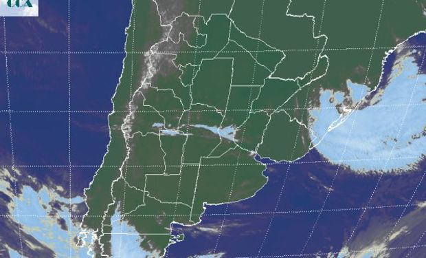 La foto satelital solo detecta alguna nubosidad que se despliega sobre el centro de la región pampeana, sin que la misma tenga potencial de lluvias.