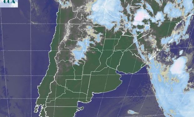 La foto satelital muestra el predominio de cielos despejados en toda la región pampeana, los cuales presionan por avanzar hacia el norte del país.