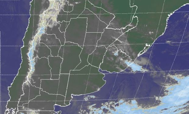 En el recorte de imagen satelital, se observa un bloque compacto de coberturas de nubes bajas que toma buena parte del norte del país.