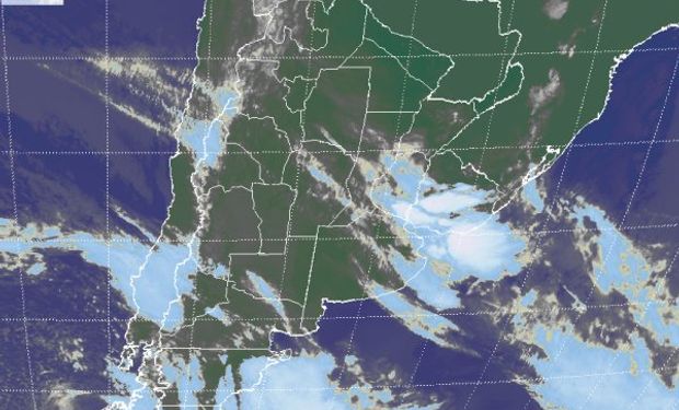 En la foto satelital, se aprecian las coberturas nubosas que afectan el centro este del país y las vecindades de Uruguay.