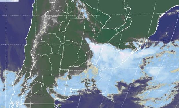 La foto satelital permite apreciar nubes de mayor desarrollo posicionadas en una franja que persiste sobre el norte de ER y se extiende hacia Uruguay.