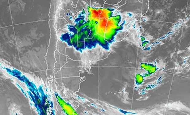Se aprecia la cobertura nubosa asociada al desarrollo ciclónico que produce el eje de baja presión.