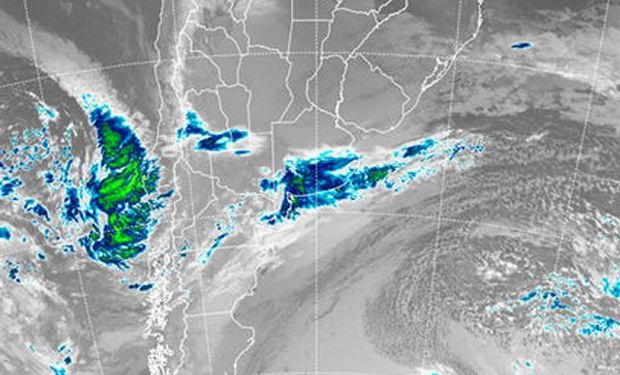 Se destacan con claridad las nubes de mayor desarrollo que transitan el sur de la provincia de Buenos Aires.