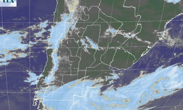 La imagen satelital evidencia la nubosidad asociada al sistema de baja presión que afecta el sur de la región pampeana y el norte de la Patagonia.