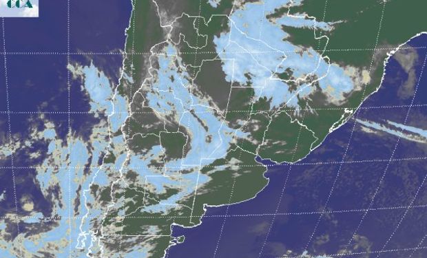 En el recorte de imagen satelital, la nubosidad evidencia el variado cóctel de perturbaciones que afectan gran parte del país.