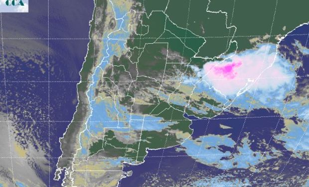 En la foto satelital se aprecian las tormentas que se van desplazando hacia los estados vecinos de Brasil.