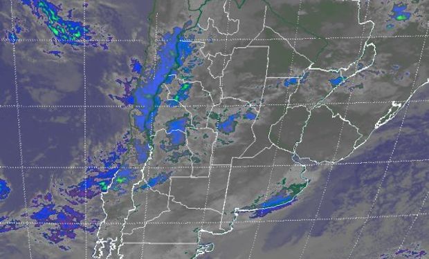 La imagen satelital deja ver la posición de las principales perturbaciones que transitan el extremo sur de Buenos Aires donde se reportan lloviznas en partidos costeros y del centro de la provincia.